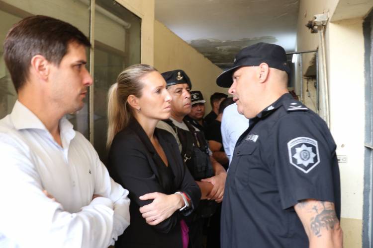 Trasladaron a la cárcel de Las Flores a 25 detenidos que estaban en la Alcaidía de Rafaela 